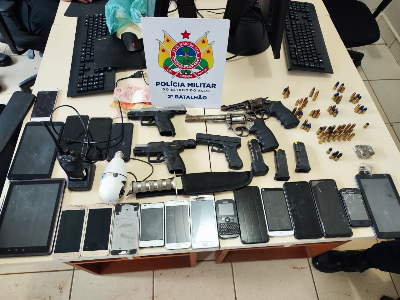 Polícia Militar prende quadrilha com armas, celulares e drogas no Segundo Distrito